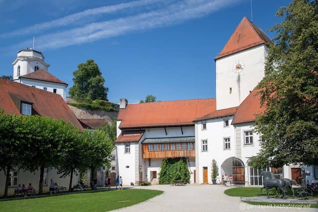 Outer courtyard - Image 1