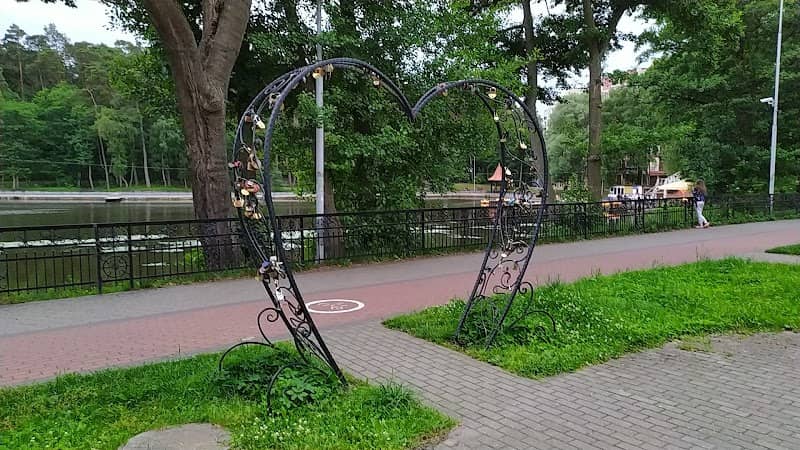 Dostoprimechatel'nost' V Vide Serdtsa Metallicheskaya Arka - Image 1