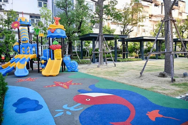 Phloen Phrakhanong Pocket Park - Image 1