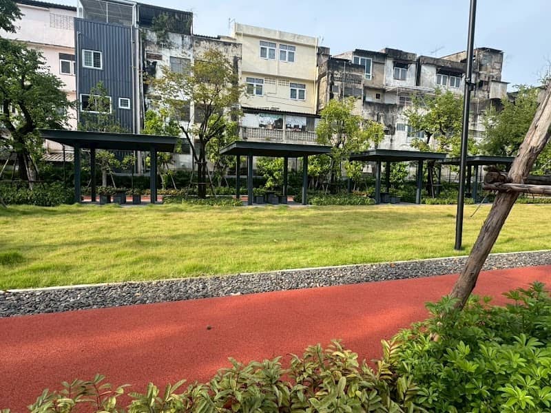 Phloen Phrakhanong Pocket Park - Image 2