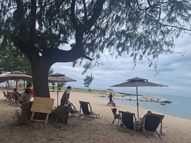 ชิงช้าชมวิวชายฝั่งหาดแหลมเจริญ - Image 1