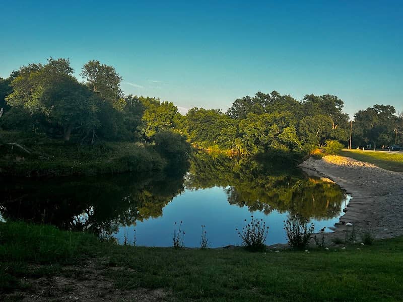 Riverside Park - Image 2