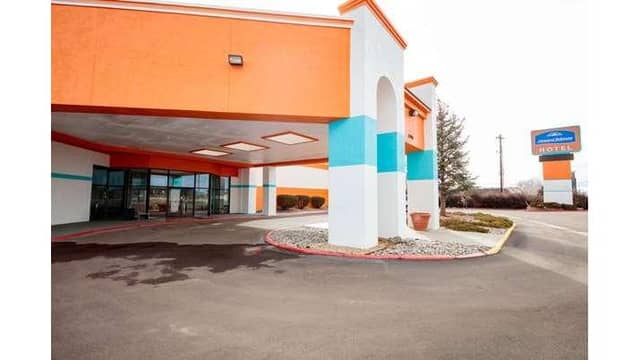 Howard Johnson by Wyndham Gallup - Image 2