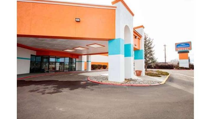 Howard Johnson by Wyndham Gallup - Image 2