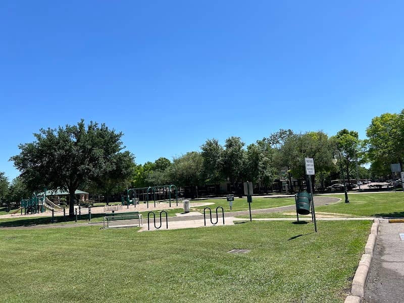 Fountain Lake Park - Parking Near Playground - Image 1