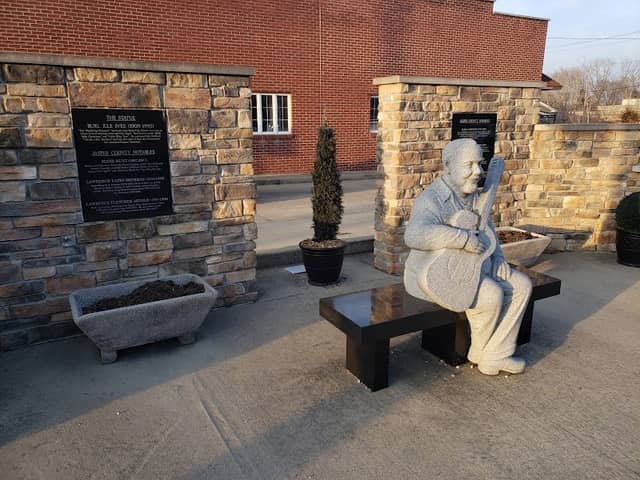 Burl Ives Statue - Image 1