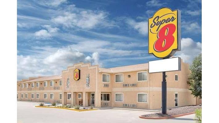 Super 8 by Wyndham Bloomfield - Image 1