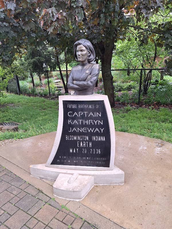 Captain Janeway Statue - Image 1