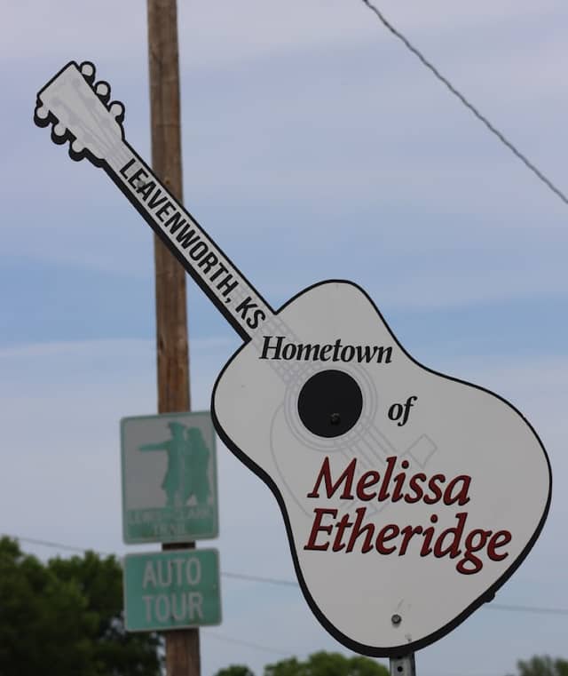 Sign „Hometown of Melissa Etheridge“ - Image 1