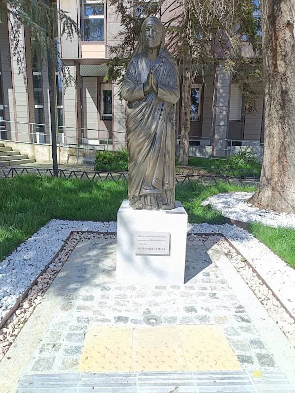 Estátua Santa Madre Teresa - Image 1