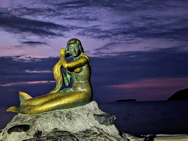 Golden Mermaid Statue - Image 2