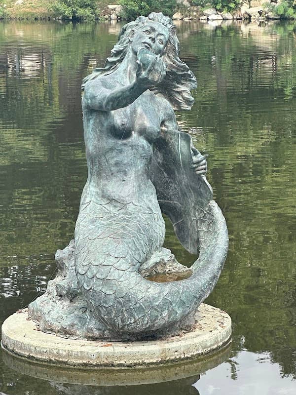 Pearl of the Conchos Mermaid statue - Image 2