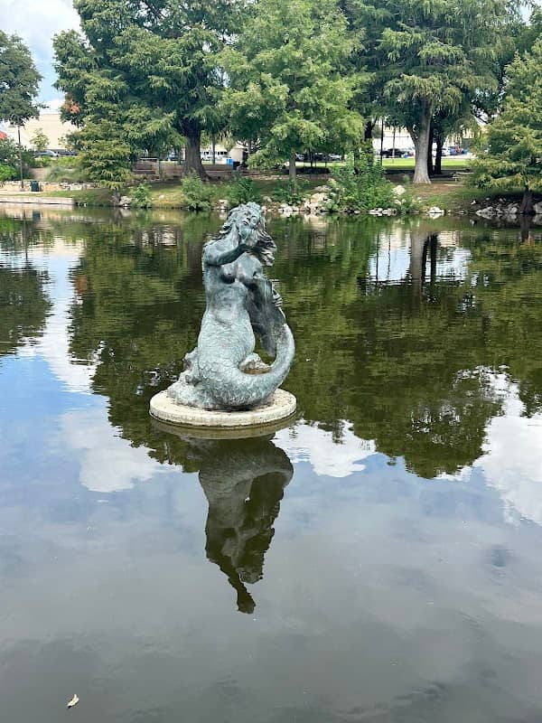 Pearl of the Conchos Mermaid statue - Image 1