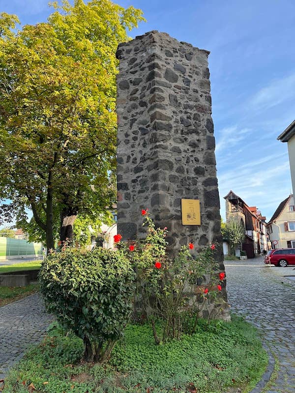 Butzbacher Stadtmauer mit Dragoner Denkmal - Image 2