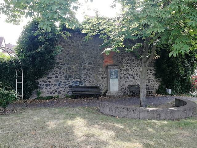Butzbacher Stadtmauer mit Dragoner Denkmal - Image 1