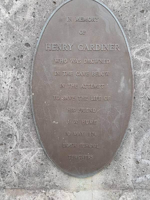 Henry Gardiner monument - Image 3