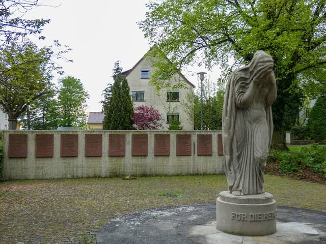 Gefallenendenkmal - Image 1