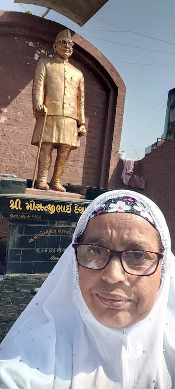 Morarji Desai Statue - Image 1