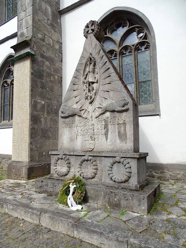 Gefallenendenkmal Lich - Image 1