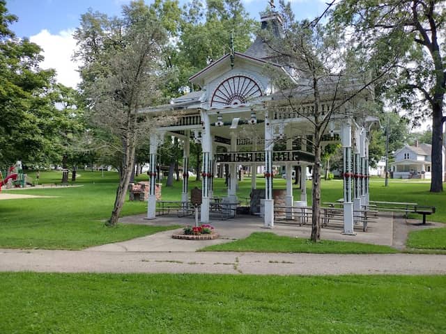 Swan Park - Image 1