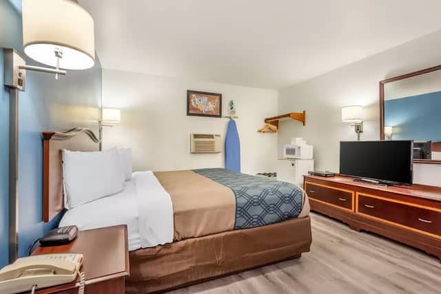 Econo Lodge Saint Albans - Image 2