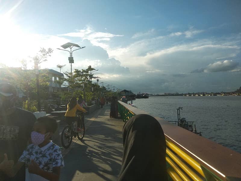 Waterfront Sightseeing boat - Image 1