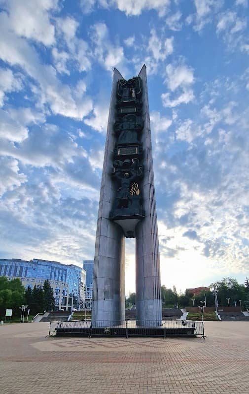 Naveki S Rossiyey, Monument - Image 1