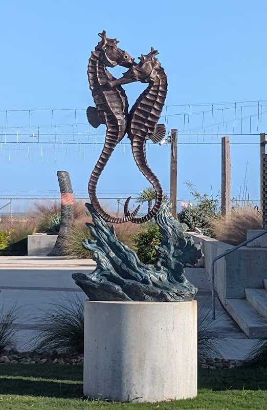 Seahorses sculpture - Image 1