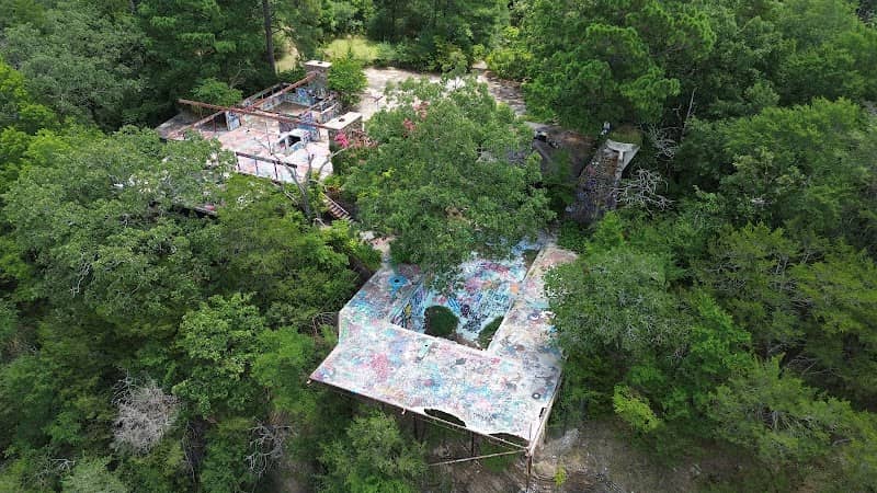 Graffiti Mansion - Image 1