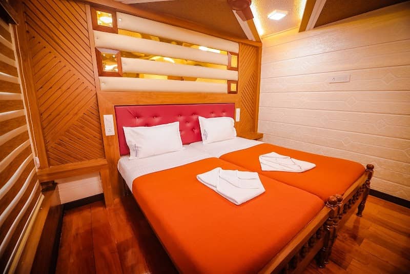 House Boat - Image 3