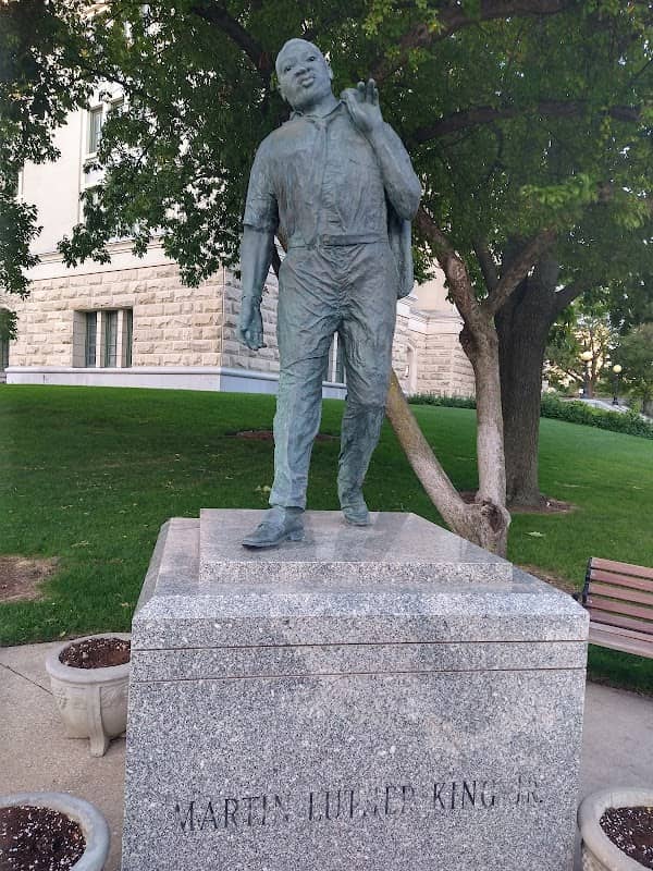 Lincoln Statue - Image 1