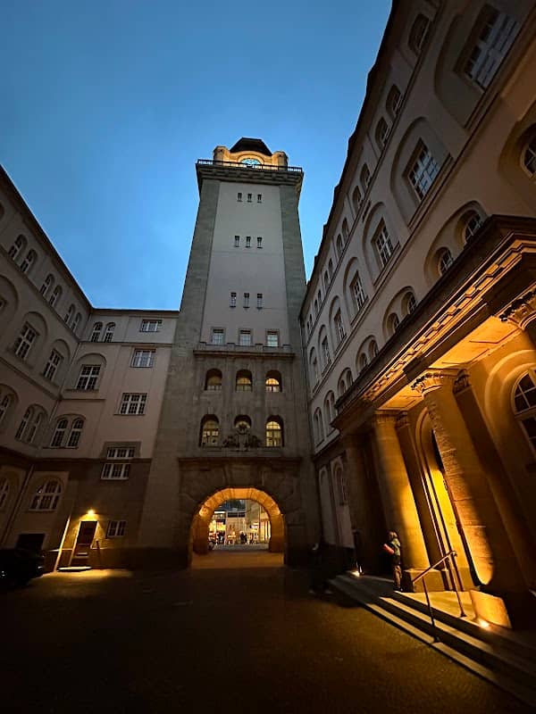 Rathaus Lichthof - Image 1