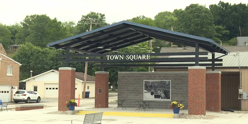 Beattyville Town Square - Image 1