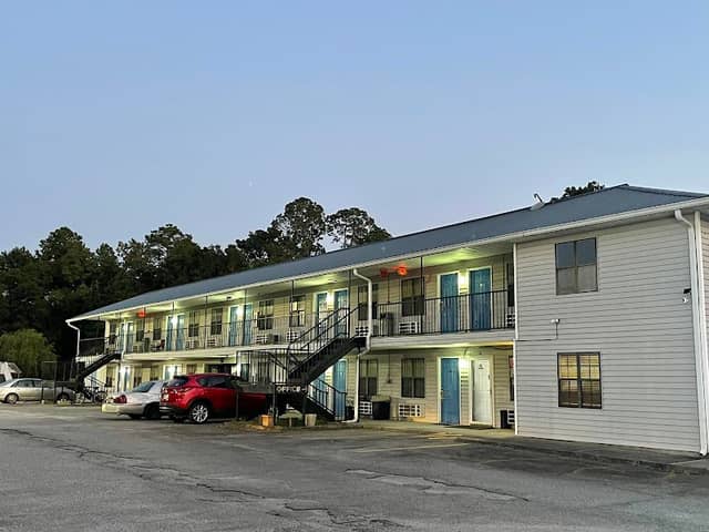 Royal Inn Cochran - Image 2