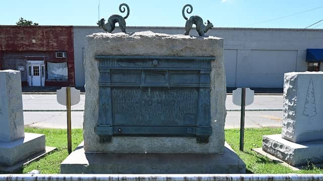 Hoo Hoo Monument - Image 1