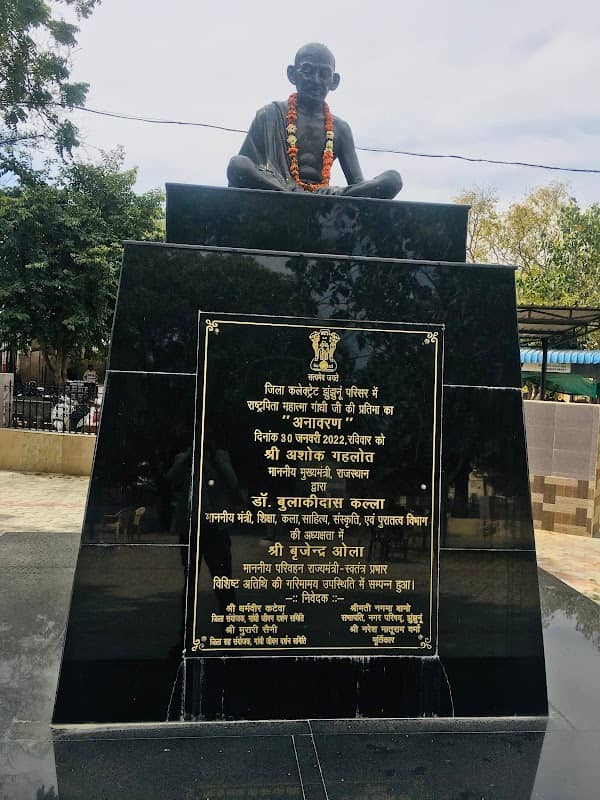 Mahatma Gandhi Statue - Image 1