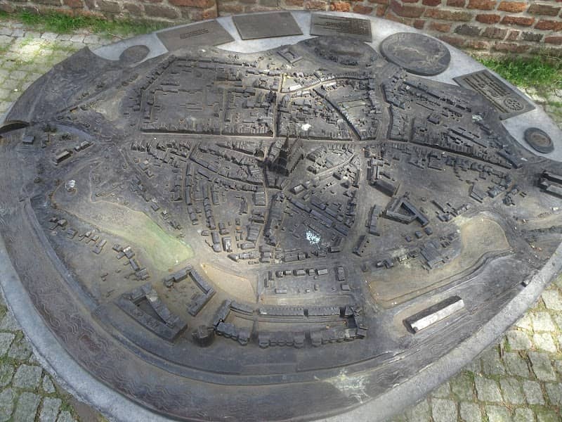 Historische Stadtansichten aus Bronze - Image 1