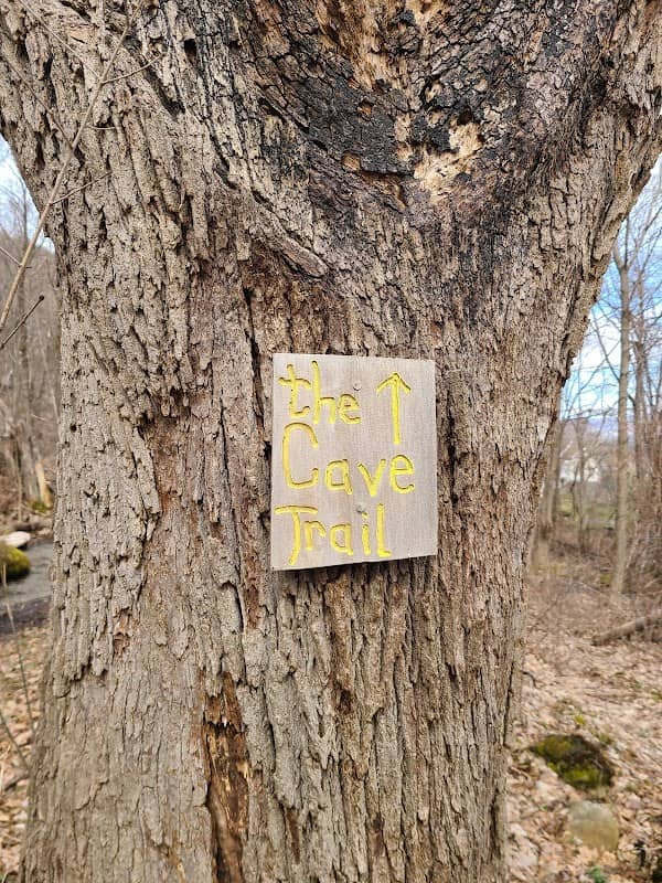 Parking for Everett Cave - Image 1