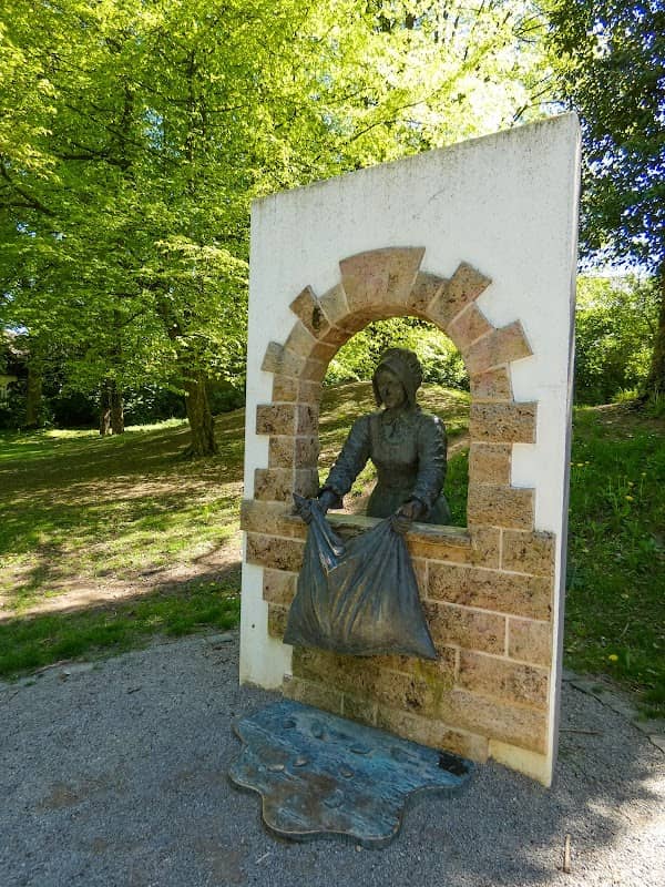 Frau Holle Skulptur - Image 1