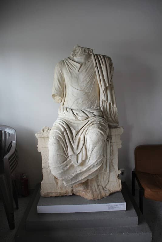 The ancient Temple of Isthmia (Temple of Poseidon) - Image 3