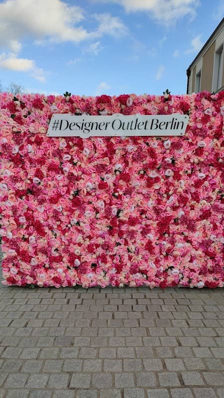 Rosenwand in Designer Outlet Berlin - Image 1