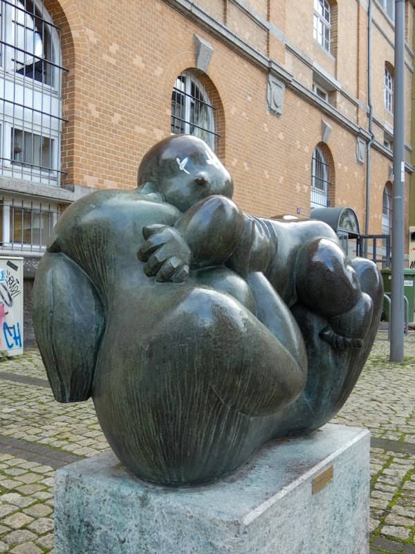 Offenbach Mutter und Kind Skulptur - Image 1