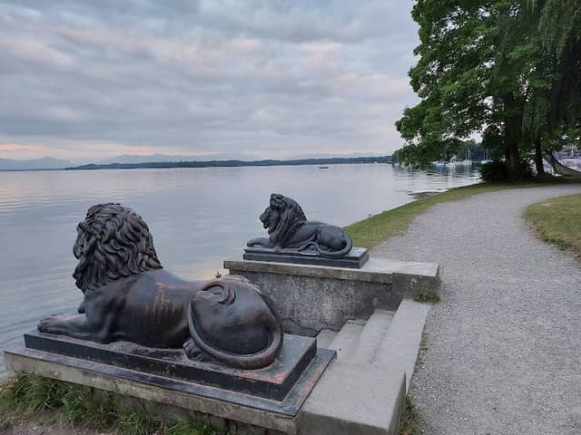 Löwen an der Strandpromenade - Image 1
