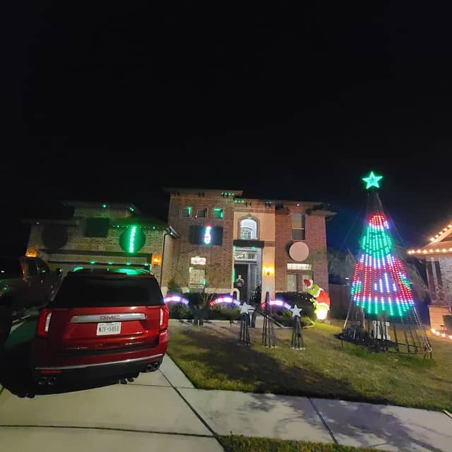 Broussard Family Holiday Lights - Image 2