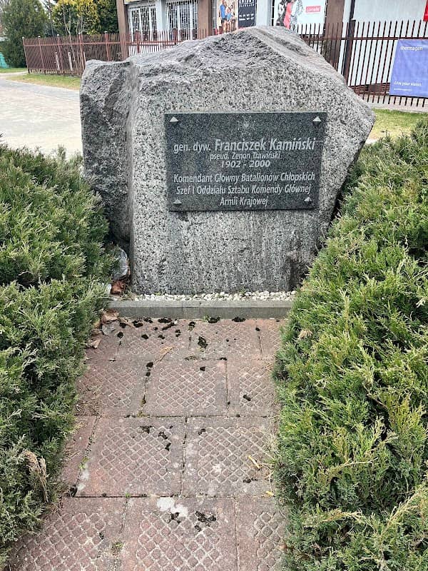 Pomnik - Image 1