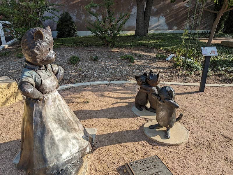 'The Three Little Pigs' Statue - Image 1