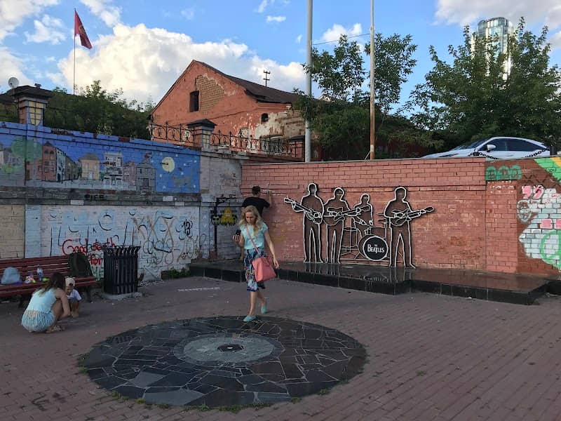 Monument to The Beatles - Image 1