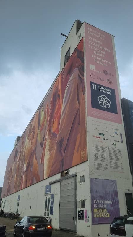 Urban wall art "On our way" - Image 2