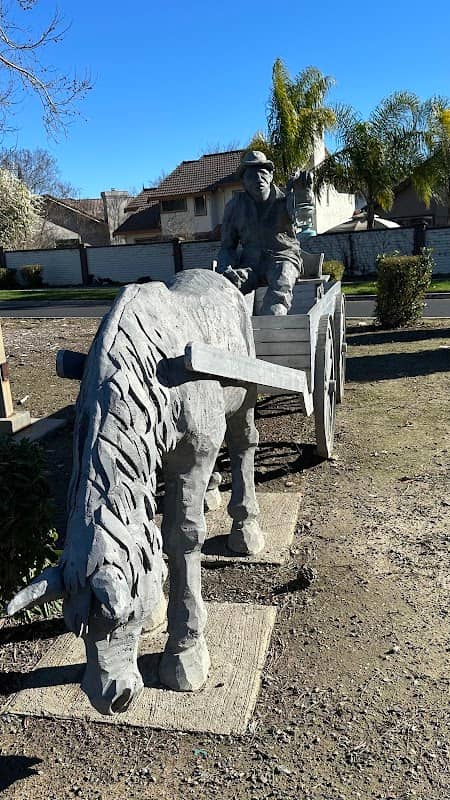 Statue of the horse carriage - Image 2