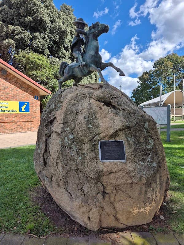 Banjo Paterson Tribute Statue - Image 1